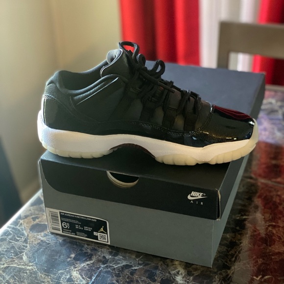 BRAND NEW, Retro Jordan’s Size 6.5y was too big for me purchased from champs - Picture 2 of 3